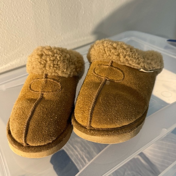 Bearpaw Slippers - Picture 2 of 9